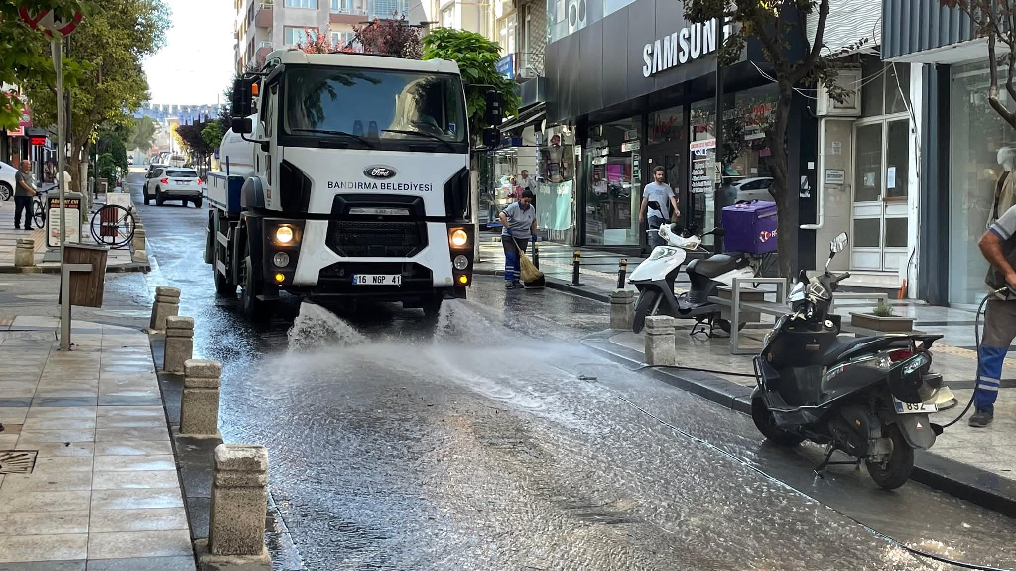 Bandırma’da sabah temizliği