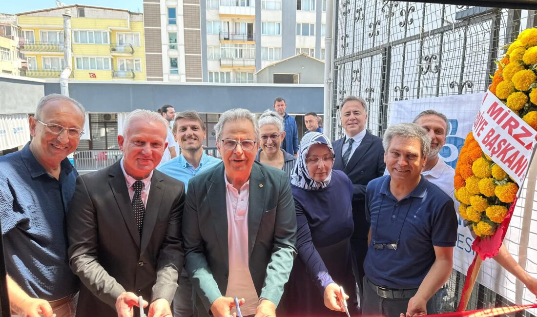 Bandırma Belediye Başkanı Dursun Mirza, restore edilen Emektar Hal Binası’ndaki