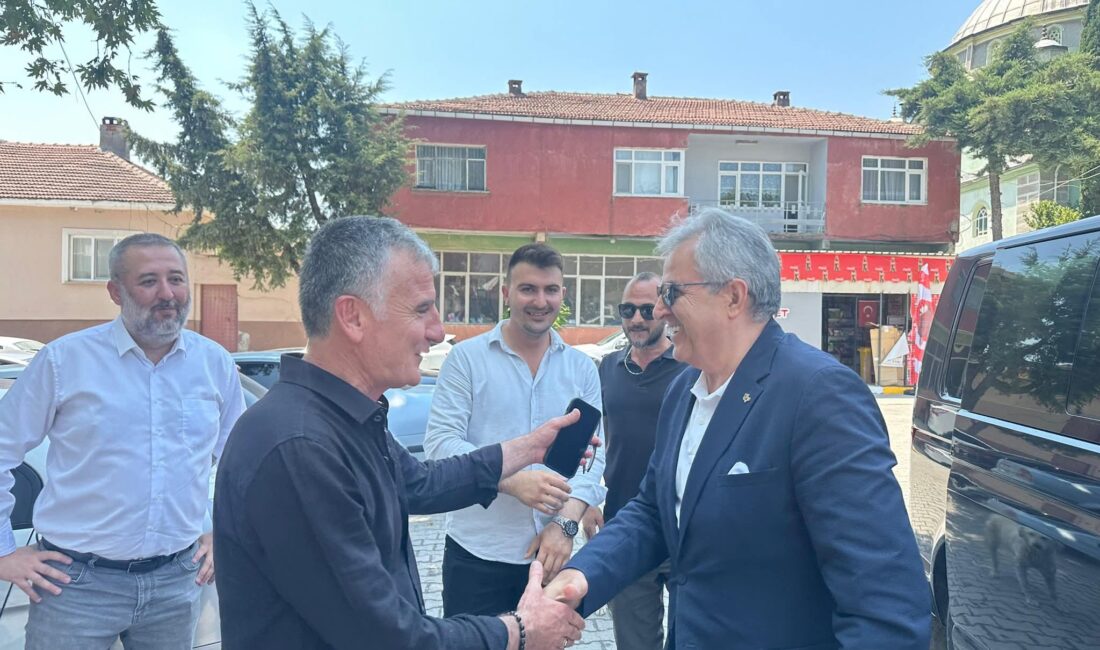 Bandırma Belediye Başkanı Dursun Mirza, Aksakal Mahallesi’nde düzenlenen geleneksel aşure
