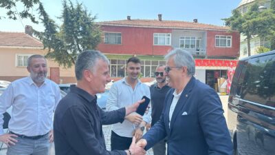 Bandırma Belediye Başkanı Dursun Mirza, Aksakal Mahallesi’nde düzenlenen geleneksel aşure