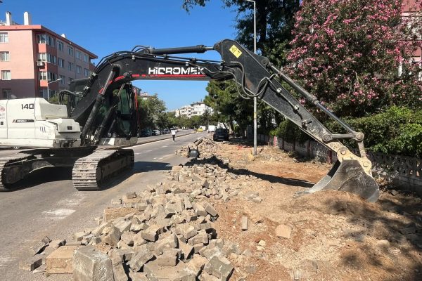 Mehmetçik Caddesinde kaldırımlar yenileniyor