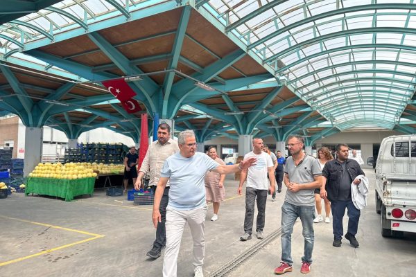 Başkan Mirza kapalı pazaryerini gezdi
