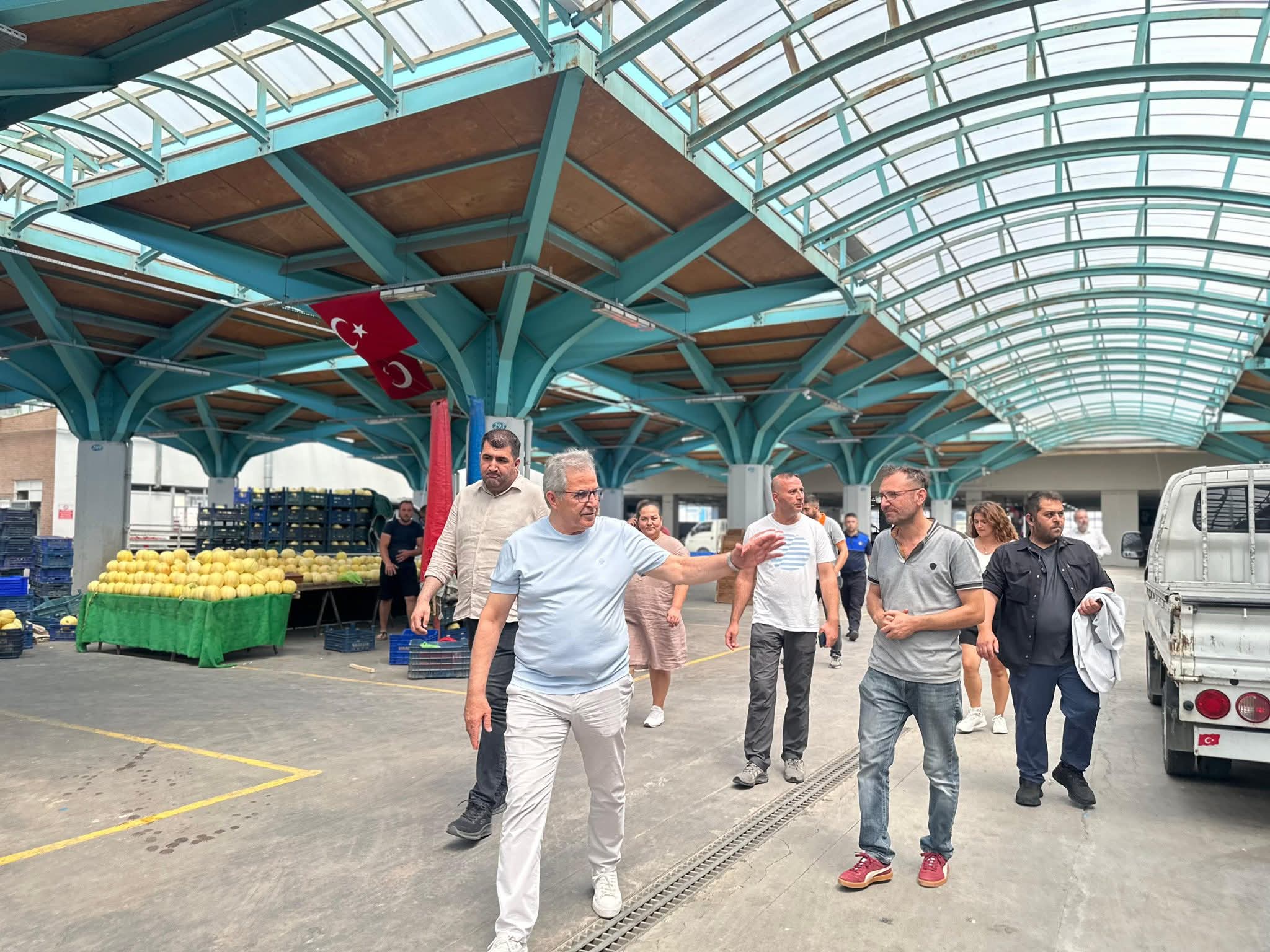Başkan Mirza kapalı pazaryerini gezdi