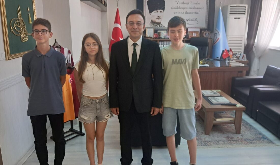 LGS sınavlarında tüm soruları yanıtlayarak Türkiye Birinciliklerine ortak olan Emir