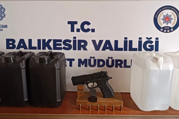 Üzerinde ruhsatsız tabanca, evinde etil alkol bulundu