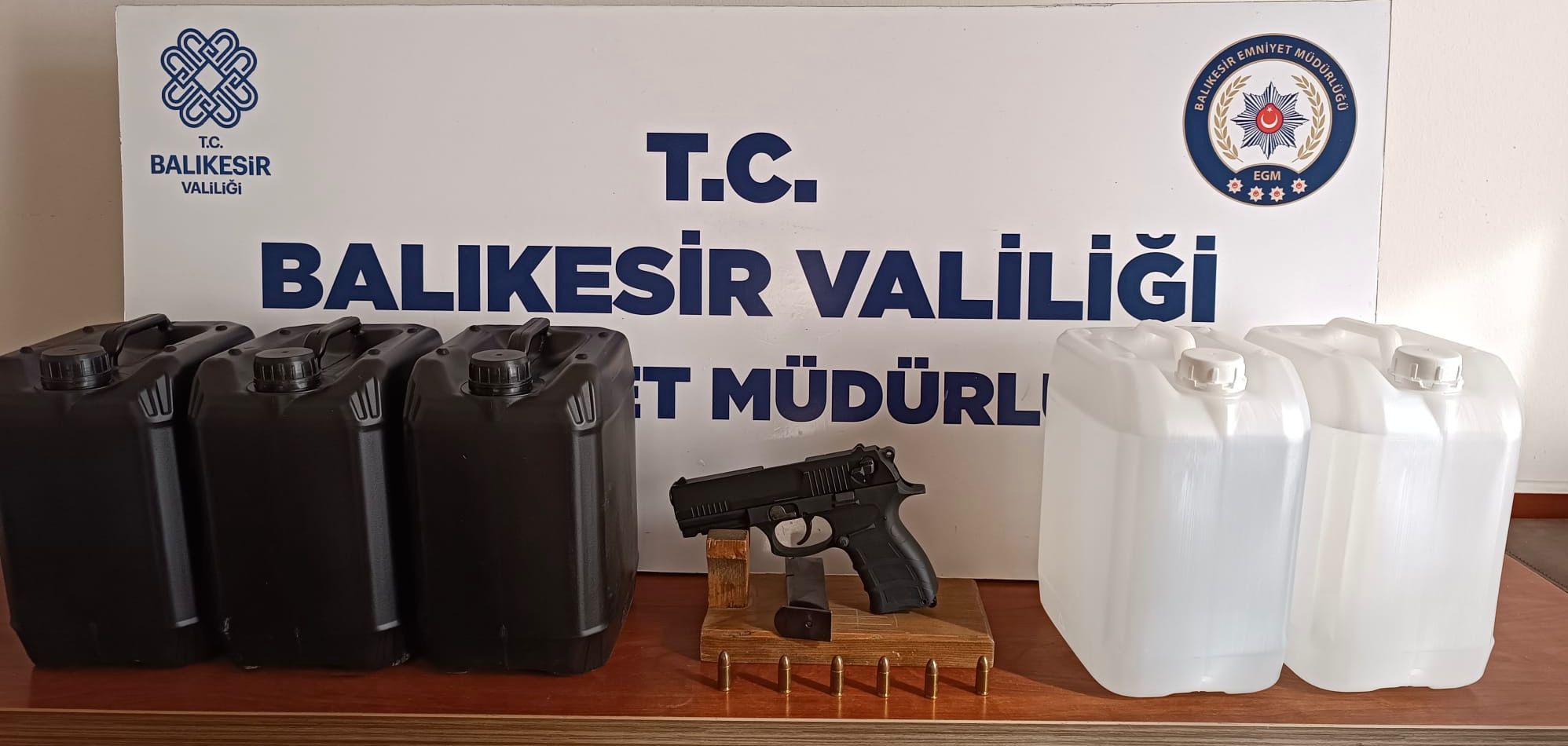 Üzerinde ruhsatsız tabanca, evinde etil alkol bulundu