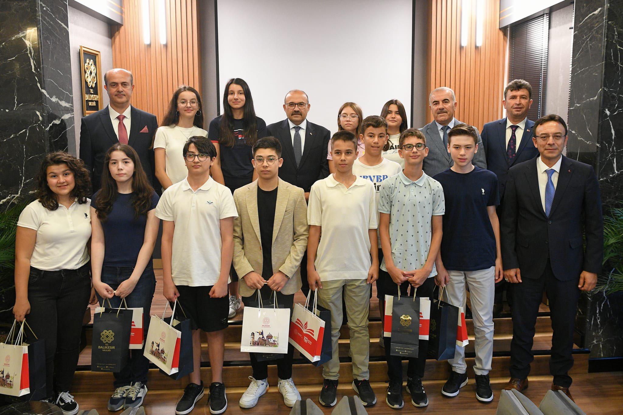 Türkiye birincilerini Vali Ustaoğlu makamında ağırladı
