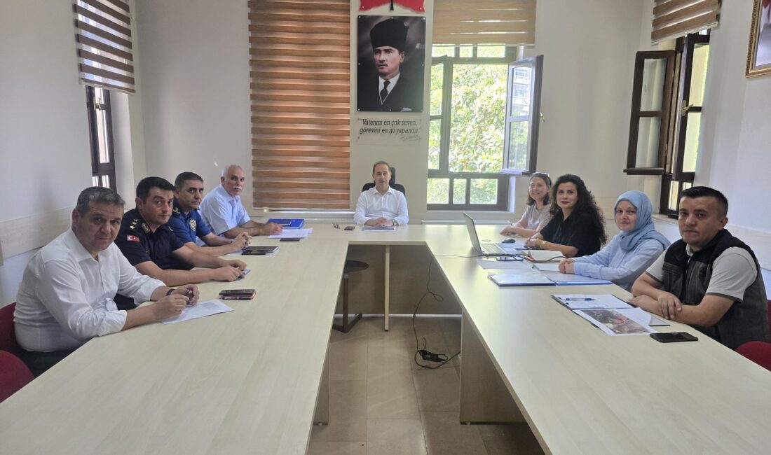 Sokak hayvanları için toplantılar devam ediyor Sokak hayvanlarına yönelik olarak başlatılan çalışmalar kapsamında ilçe Kaymakamı Engin