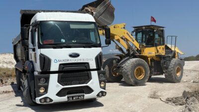 Balıkesir Büyükşehir Belediyesi, Bandırma’daki Şlam Yolu’nda kaçak dökülen moloz ve