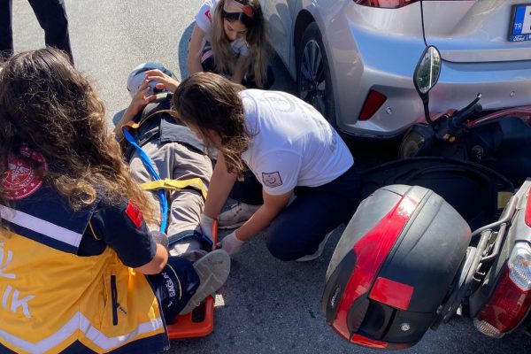Motosiklet kırmızı ışıkta bekleyen araca çarptı