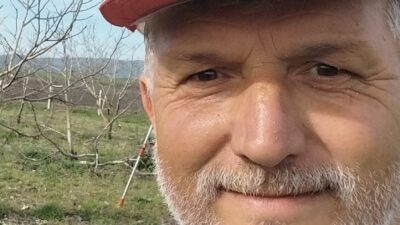 Doğruca Mahallesinde bahçe temizliği yapan Yılmaz Dolgun ( 60 )