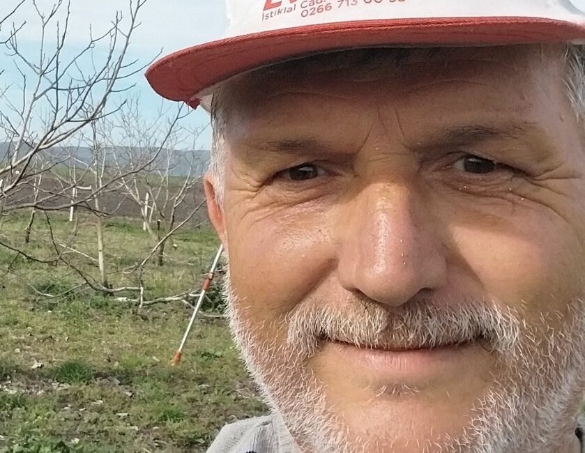 Doğruca Mahallesinde bahçe temizliği yapan Yılmaz Dolgun ( 60 )