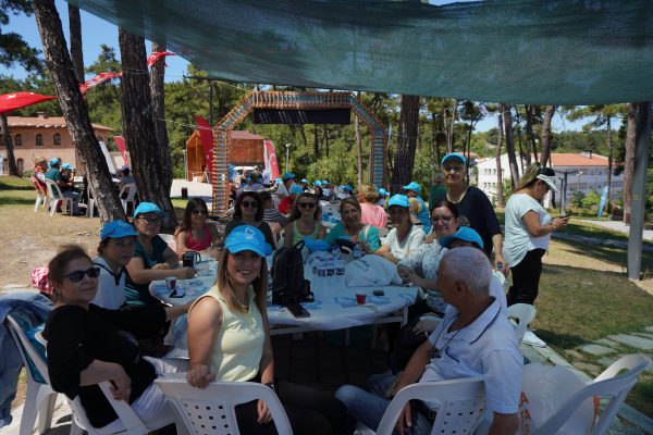 Balıkesir’de emekliler Büyükşehir’in pikniğinde buluştu