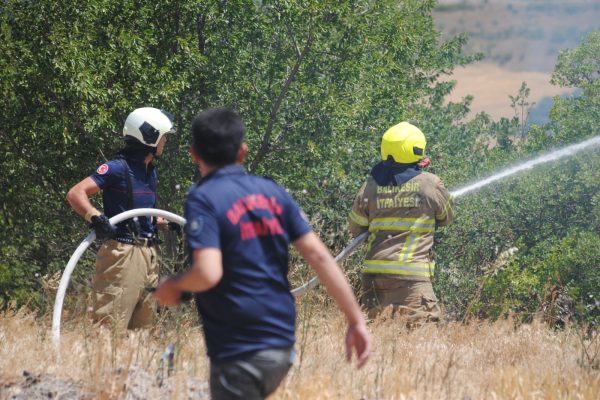 Balıkesir İtfaiyesi bölgedeki yangınları söndürmek için seferber oldu