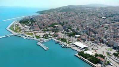 Marmara Denizi’nin kıyısında yer alan Bandırma, Balıkesir iline bağlıdır. Bu