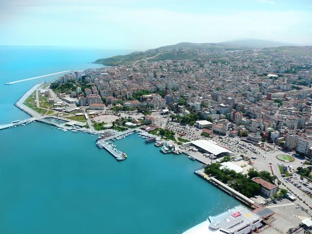 Marmara Denizi’nin kıyısında yer alan Bandırma, Balıkesir iline bağlıdır. Bu