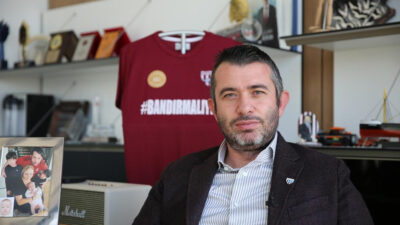 Göçmez’den Bandırmaspor’a 55 milyon TL bağış Bandırmaspor Onursal Başkanı Onur Göçmez, Bandırmaspor Kulübünden olan alacaklarının 55