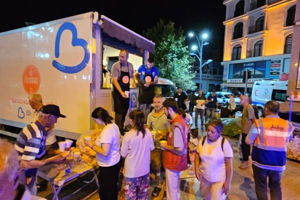 Büyükşehir 192 araç ve 516 personelle deprem bölgesinde