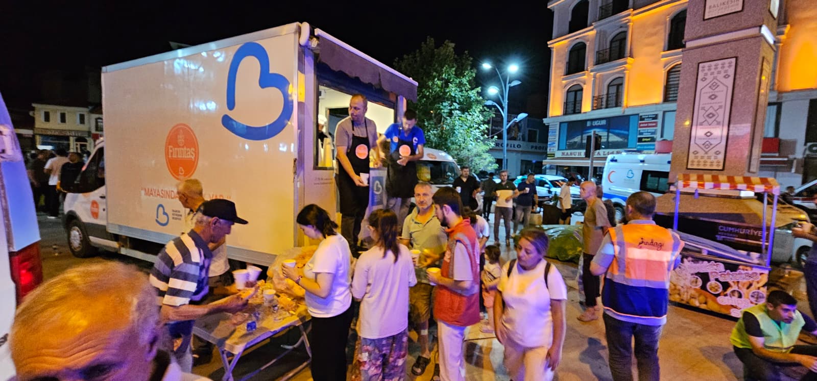 Büyükşehir 192 araç ve 516 personelle deprem bölgesinde