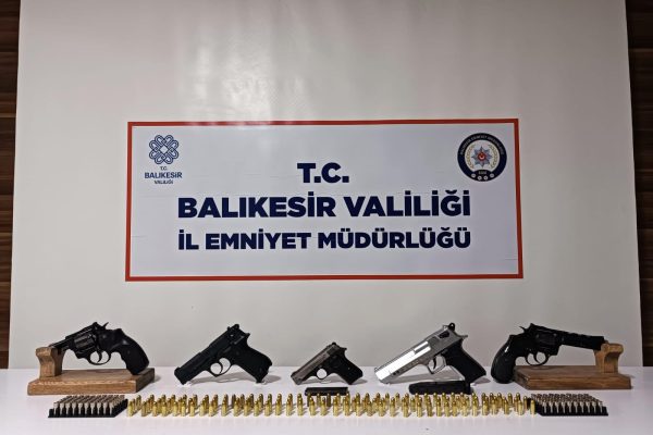 Ev değil sanki cephanelik