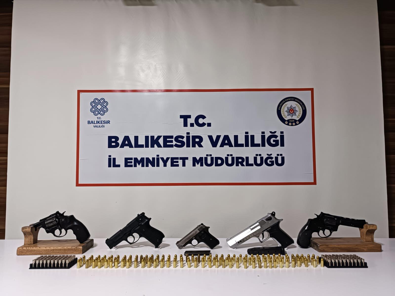 Ev değil sanki cephanelik