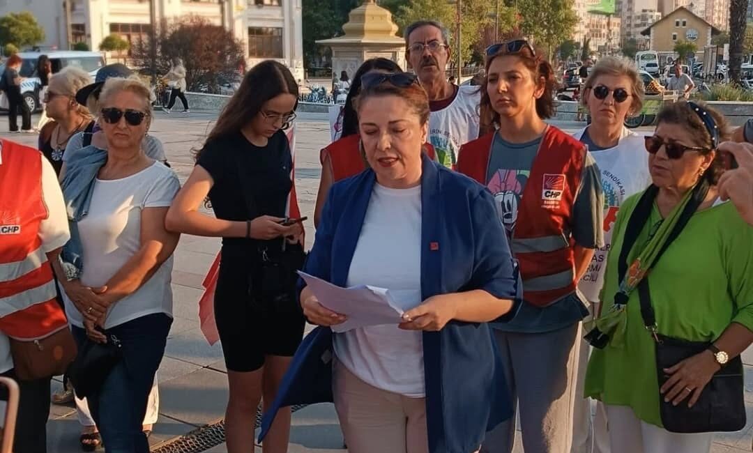CHP Kadın Kolları yaşanan kadın cinayetlerini kınama adına Cumhuriyet Meydanında