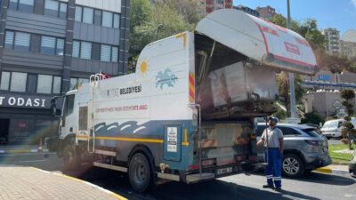 Bandırma Belediyesinin asfalt dökme ve çöp konteynerlerini yenileme ve temizleme