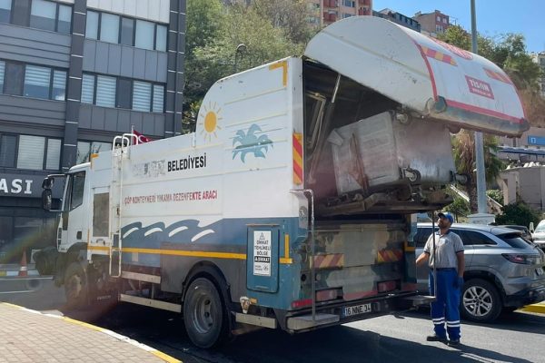 Yollar asfaltlanıyor çöp konteynerleri temizleniyor