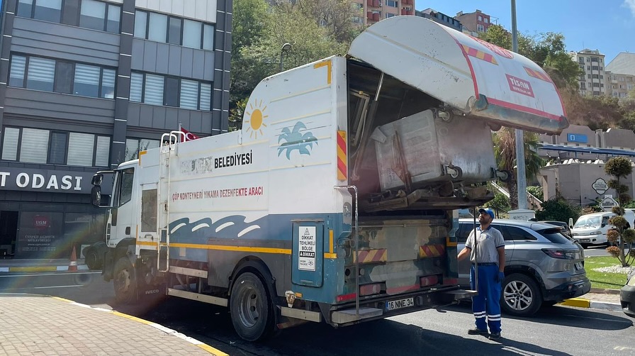 Bandırma Belediyesinin asfalt dökme ve çöp konteynerlerini yenileme ve temizleme