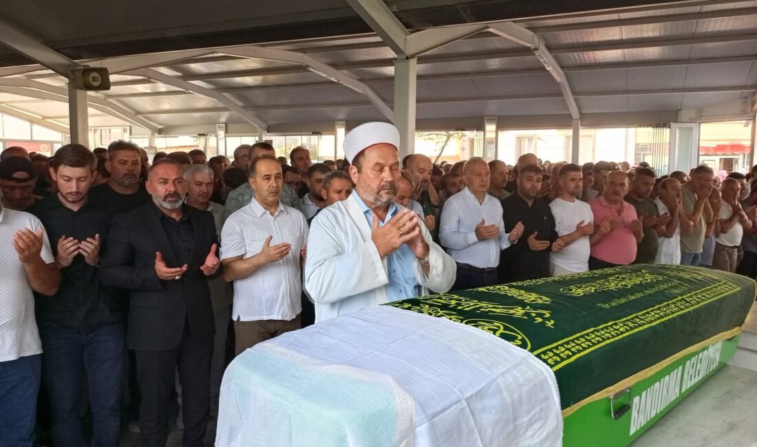 Bandırma’nın tanınmış ailelerinden Özdemir Ailesi gece saatlerinde gelen kaza haberiyle