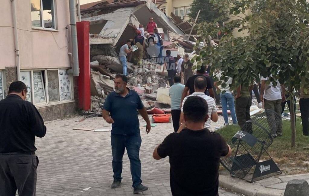 Balıkesir’de meydana gelen 6.2 büyüklüğündeki deprem, kent genelinde paniğe yol