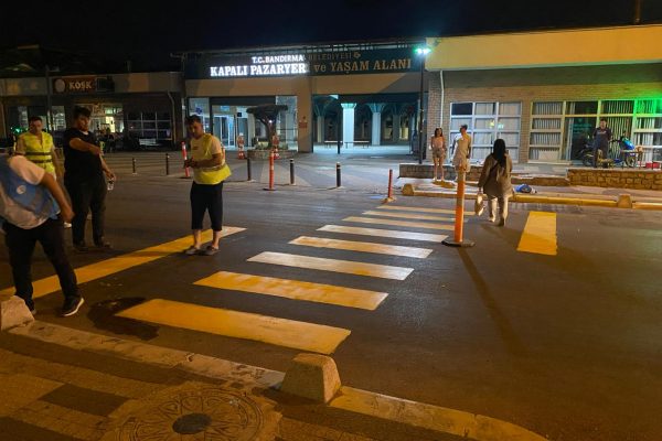 Ak Gençlik önce uyardı sonra kendi boyadı