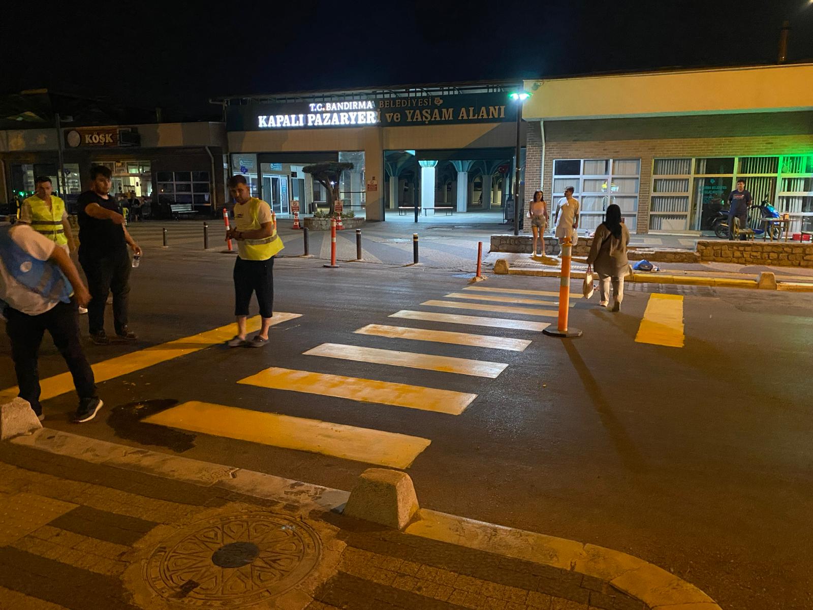 Ak Gençlik önce uyardı sonra kendi boyadı