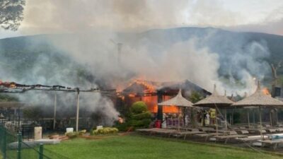 Erdek’in Ocaklar mahallesinde bir otelde çıkan yangın paniğe neden oldu.