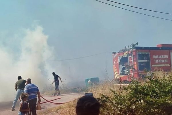 100. yıl mahallesindeki otluk yangını korkuttu