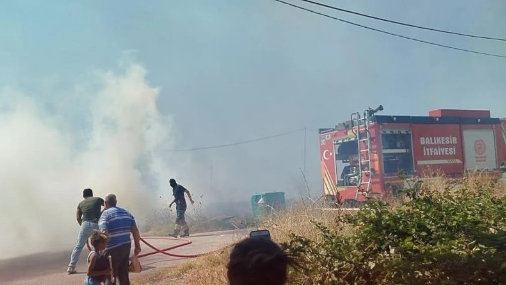 100. yıl mahallesindeki otluk yangını korkuttu Tüm yurtta yaşanan orman yangınları sürerken 100. Yıl Mahallesindeki çıkan