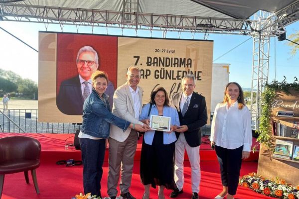 Edebiyat, Sanat ve Müzik Cumhuriyet Meydanında buluştu