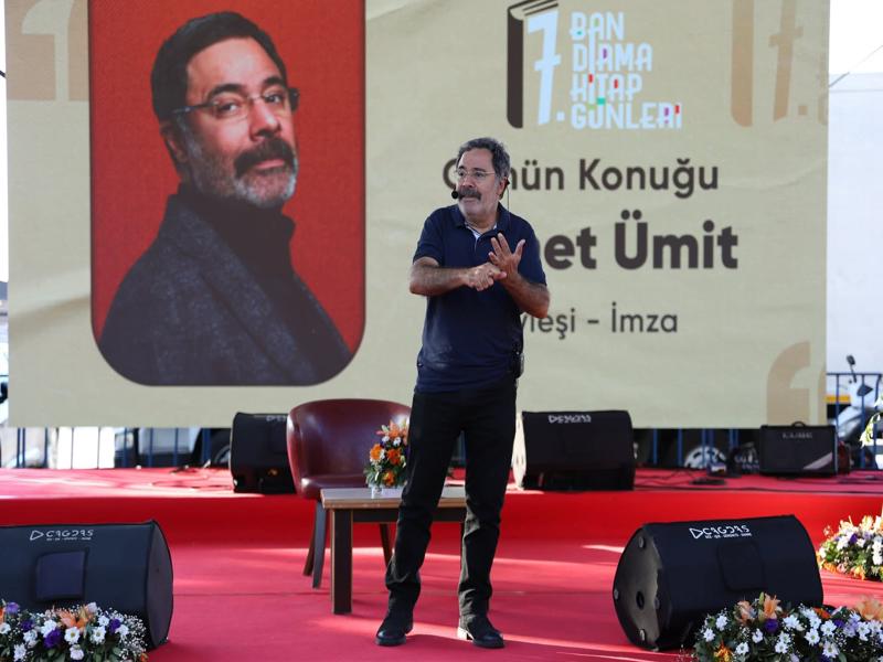 Bandırma Belediyesi’nin düzenlediği 7. Bandırma Kitap Günleri, Cumhuriyet Meydanı’nda edebiyat,