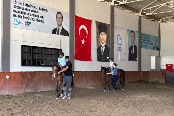 Büyükşehir 65 özel bireyi hipoterapiyle buluşturdu