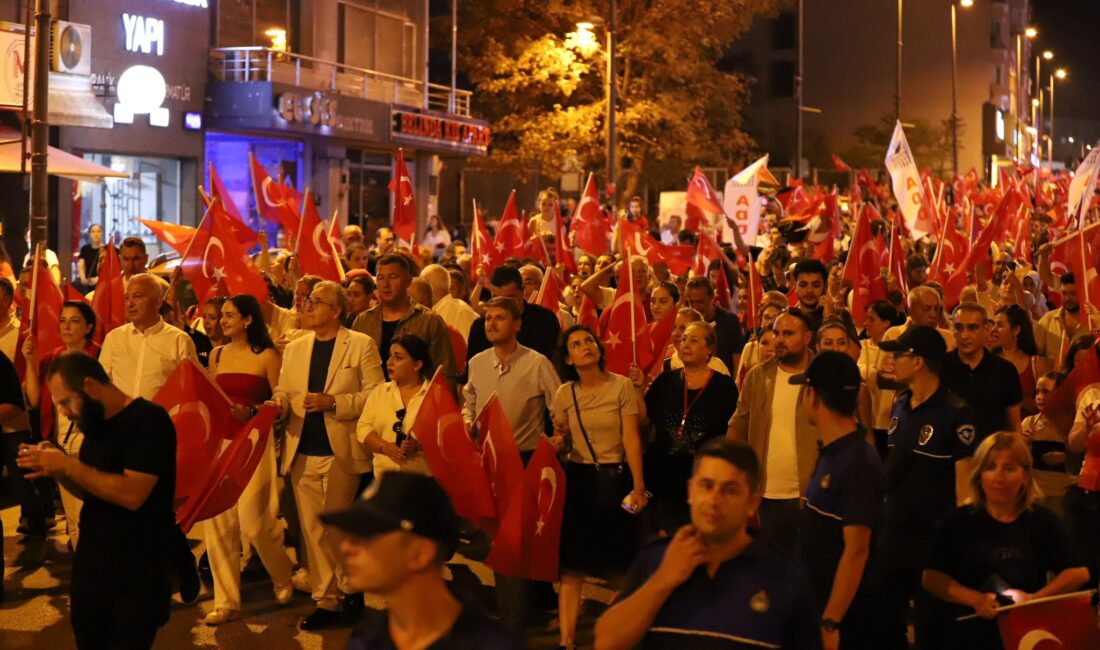 30 Ağustos Zafer Bayramı gecesinde Bandırma’da fener alayı yürüyüşü gerçekleştirildi.