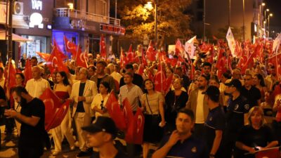 30 Ağustos Zafer Bayramı gecesinde Bandırma’da fener alayı yürüyüşü gerçekleştirildi.