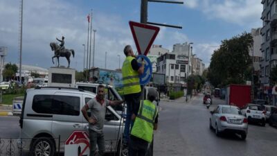 Bandırma Belediyesi kavşaklardaki uyarı tabelalarını yeniliyor. Türkiye Genelinde Uygulanan Kural ola 