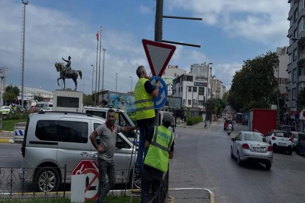Dönel kavşak tabelaları yenileniyor