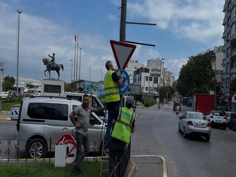Bandırma Belediyesi kavşaklardaki uyarı tabelalarını yeniliyor. Türkiye Genelinde Uygulanan Kural ola 