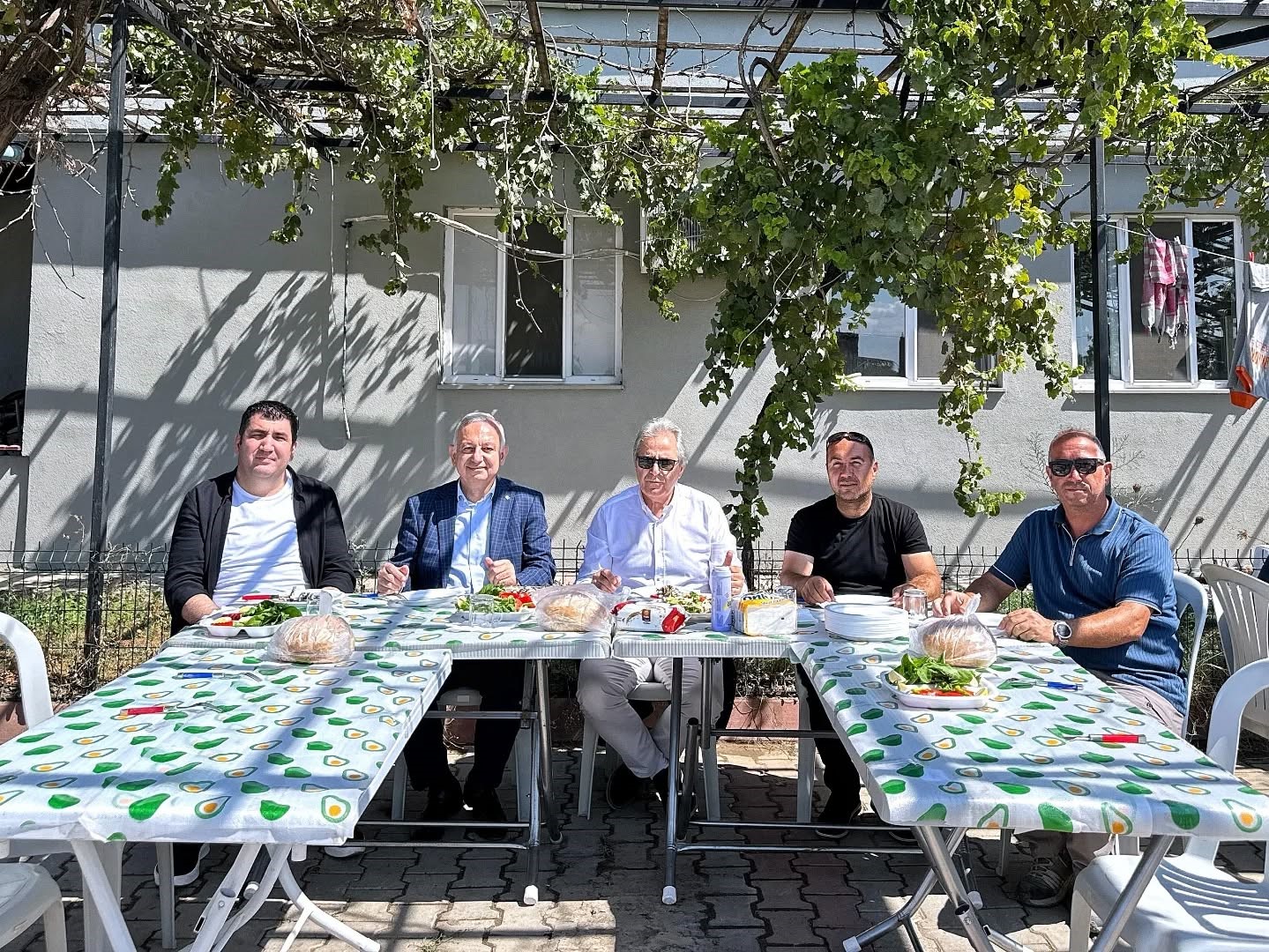 Mirza ve Yeloğlu’na çalışanlardan balık ziyafeti