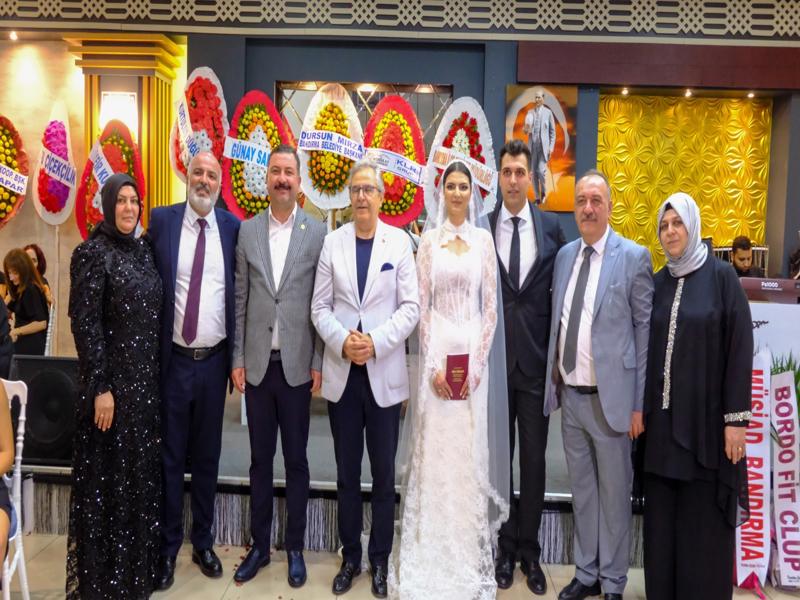 Gamze Nur ve Oğuzhan Dünyaevine Girdiler MHP İlçe Başkanı Bekir Bozkurt’un oğlunun düğününde siyaset dünyası bir