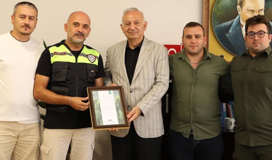 Bandırma Motosiklet Platformu katkılarından dolayı Belediye Başkan Yardımcısı Niyazi Yeloğlunu