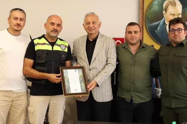 Niyazi Yeloğlu’na teşekkür plaketi