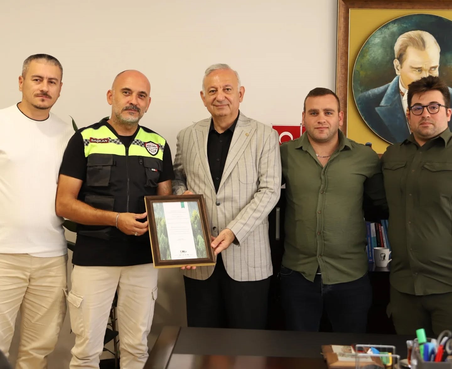 Niyazi Yeloğlu’na teşekkür plaketi