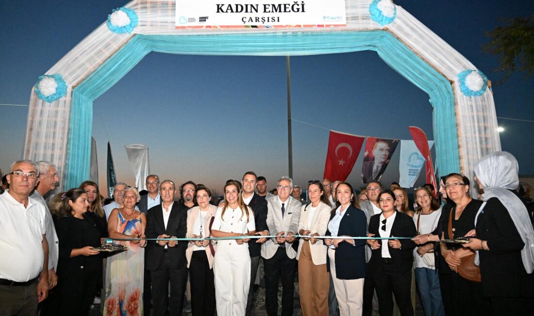 Balıkesir Büyükşehir Belediye Başkanı Ahmet Akın, kadınların el emeği ürünlerinin